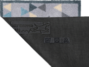 Rückenansicht der grauen Fußmatte mit farbigen Dreiecken