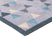 Eckansicht der grauen Fußmatte mit farbigen Dreiecken