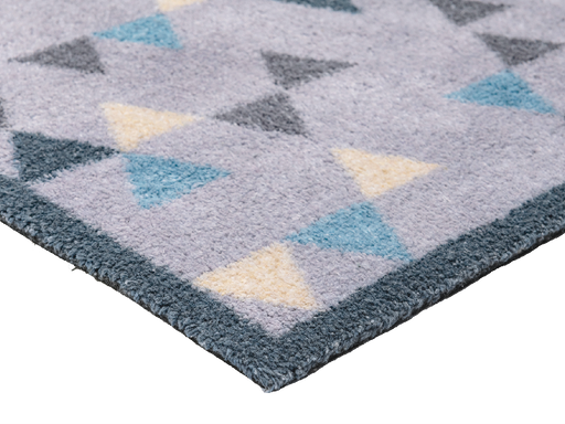 Eckansicht der grauen Fußmatte mit farbigen Dreiecken