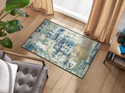 Fußmatte mit blau, grünem abstraktem Muster vor dem Fenster