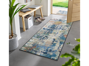 Fußmatte und Läufer mit blau, grünem abstraktem Muster vor der Haustür