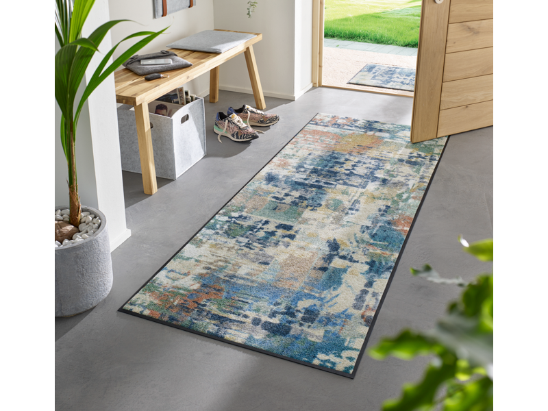Fußmatte und Läufer mit blau, grünem abstraktem Muster vor der Haustür