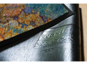 Rückenansicht der bunten Fußmatte mit Pfaunenfeder