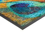 Eckansicht der bunten Fußmatte mit Pfaunenfeder