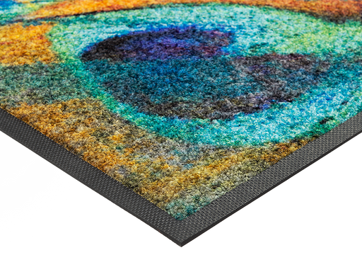 Eckansicht der bunten Fußmatte mit Pfaunenfeder