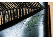 Rückenansicht der Fußmatte in schwarz, beige mit Blätterkonturen