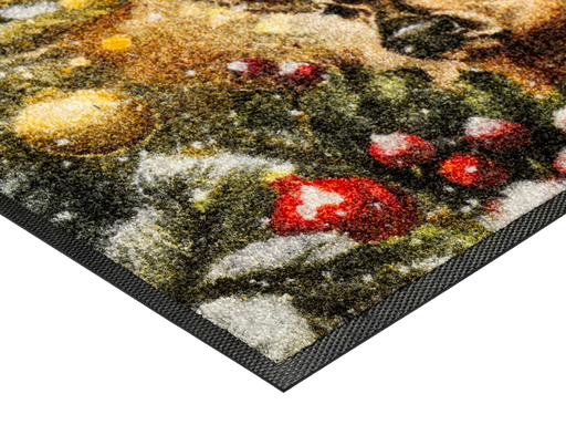 Eckansicht der winterlichen Fußmatte mit Hirsch, Schnee und roten Christbaumkugeln