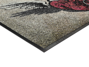 Eckansicht der Fußmatte mit Herz und Flügeln