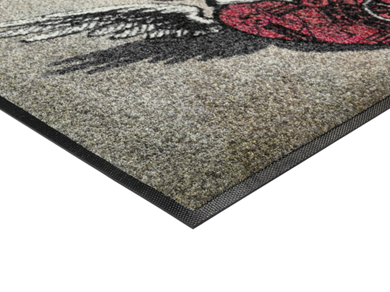 Eckansicht der Fußmatte mit Herz und Flügeln