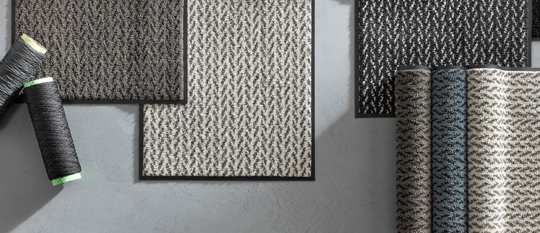 Ausschnitt von mehreren gemusterten Fußmatten