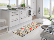 Fußmatte in der Küche mit Küchenutensilien