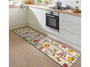 Fußmatte in der Küche mit Küchenutensilien