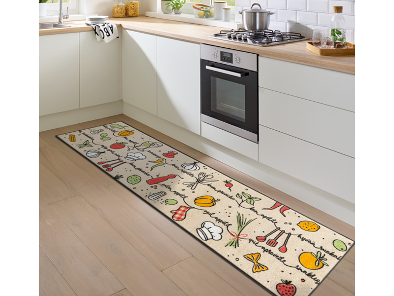 Fußmatte in der Küche mit Küchenutensilien