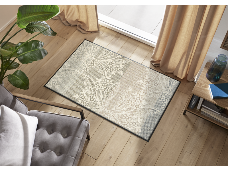 Fußmatte mit beiger Blumenmusterung im Wohnbereich