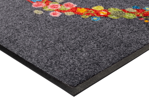 Eckansicht der Fußmatte in grau mit Herz und floralen Ornamenten