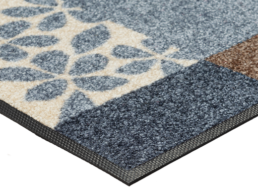 Eckansicht der blau-naturfarbenen Fußmatte mit floralem Design