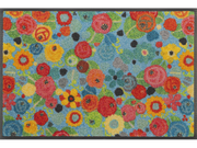 Fußmatte mit bunten Blumen und Rosenblättern