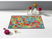 Fußmatte mit bunten Blumen und Rosenblättern