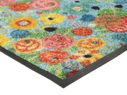 Eckansicht der Fußmatte mit bunten Blumen und Rosenblättern