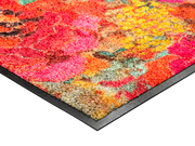 Eckansicht der Fußmatte mit rotem Blumenmotiv