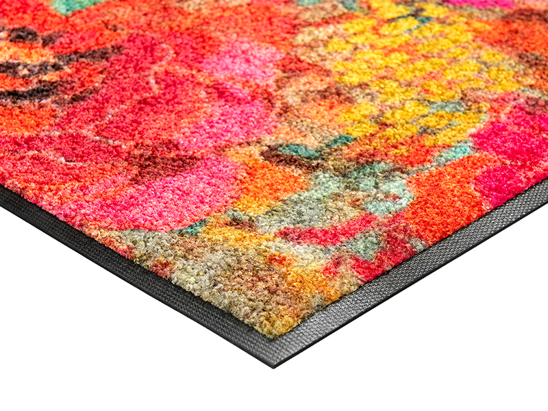 Eckansicht der Fußmatte mit rotem Blumenmotiv