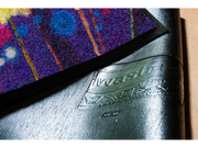 Rückenansicht der Fußmatte in blau mit bunten Blumen