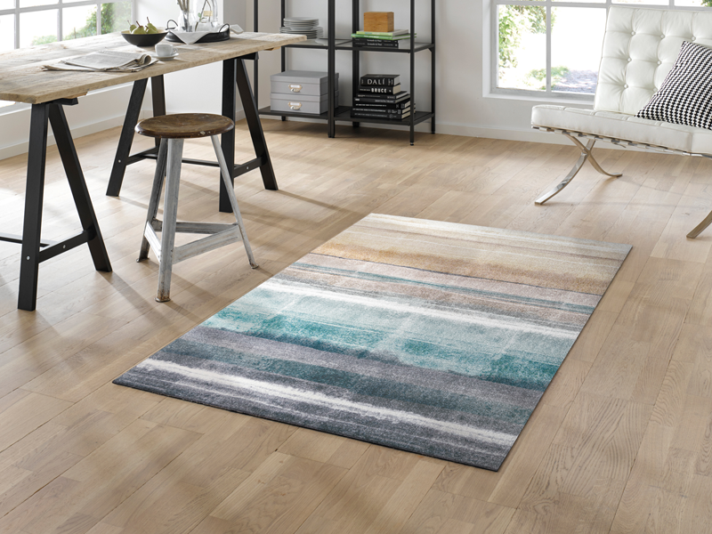 Fußmatte mit beige-blauen Streifenmuster im Wohnzimmer