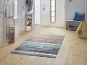 Fußmatte mit beige-blauen Streifenmuster im EIngangsbereich
