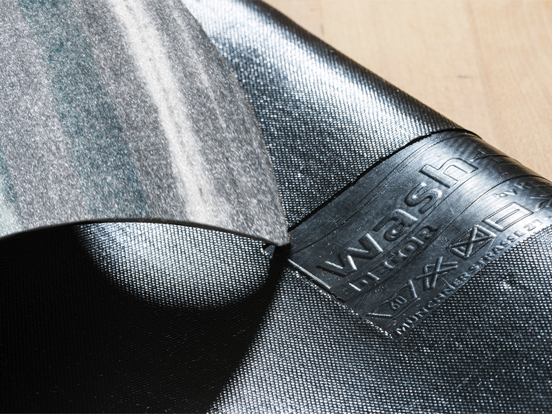 Rückenansicht der Fußmatte mit beige-blauen Streifenmuster