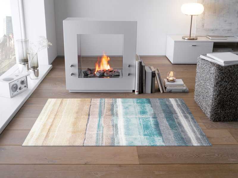 Fußmatte mit beige-blauen Streifenmuster im Wohnzimmer