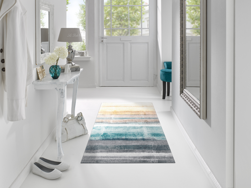 Fußmatte mit beige-blauen Streifenmuster im Flur