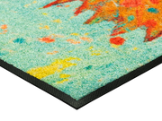 Eckansicht der Fußmatte in grün mit gemalenem Fisch