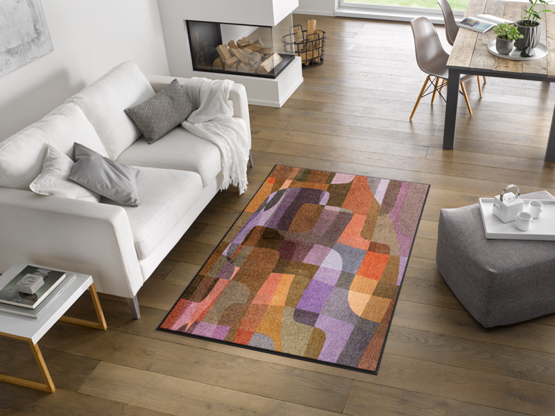 FuĂmatte mit lila, braunen Farbtönen im Wohnbereich