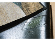 Rückenansicht der Fußmatte mit kreisförmigem Muster in Beige und Blau