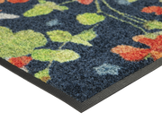 Eckansicht der Fußmatte mit roten Blumen und grünen Blumenstängeln und Bienen auf dunkelblauem Hintergrund