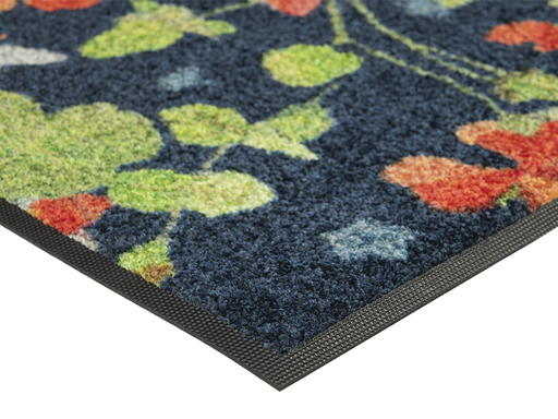 Eckansicht der Fußmatte mit roten Blumen und grünen Blumenstängeln und Bienen auf dunkelblauem Hintergrund