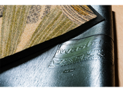 Rückenansicht der Fußmatte mit grün-beigem Pflanzenmuster