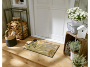 Fußmatte mit grün-beigem Pflanzenmuster vor der Eingangstür