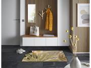 Fußmatte mit grün-beigem Pflanzenmuster in der Garderobe