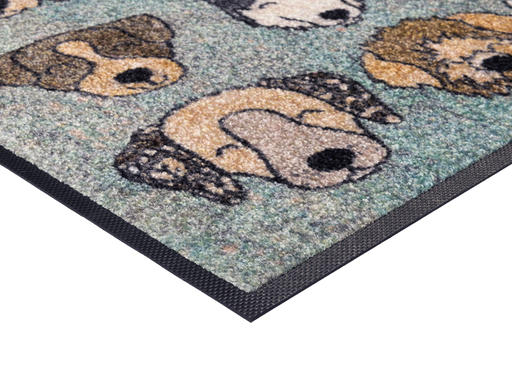 Eckansicht der Fußmatte mit Hundeköpfen