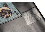 Rückenansicht der Fußmatte mit Katzenköpfen