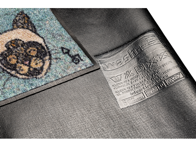 Rückenansicht der Fußmatte mit Katzenköpfen