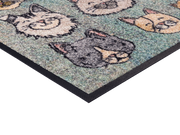 Eckansicht der Fußmatte mit Katzenköpfen