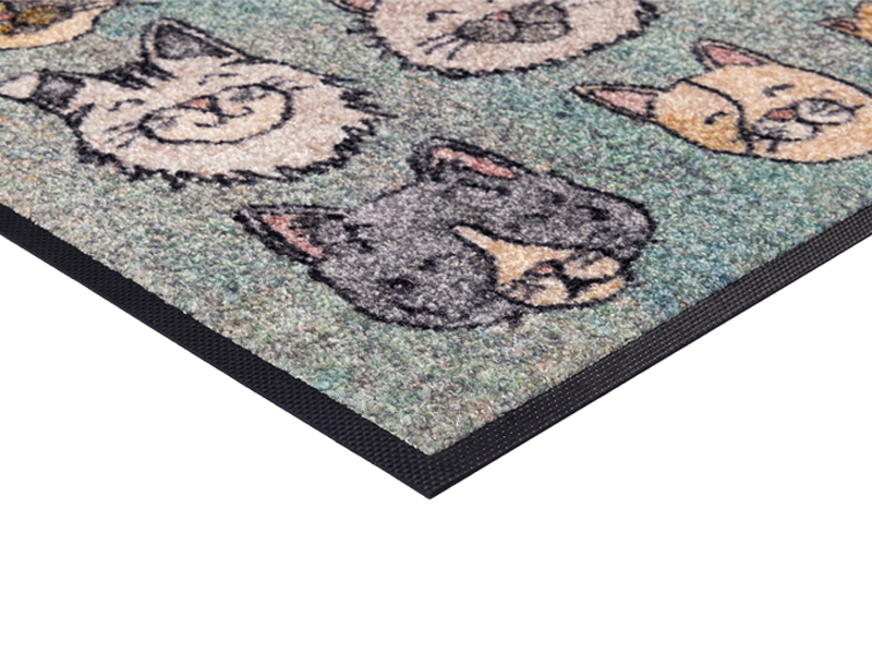 Eckansicht der Fußmatte mit Katzenköpfen