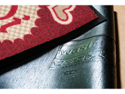 Rückenansicht der Fußmatte im Landhausstil mit Herzen und Schriftzug "Griaß Di"