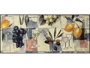 Läufer mit mediterranen Früchten und Weinflaschen