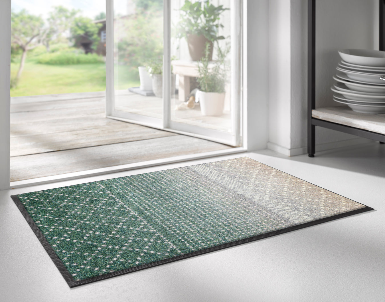 Fußmatte mit grüner Struktur vor der Tür