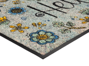 Eckansicht der Fußmatte mit Blütenmotiven, Schmetterling, Libelle und Schriftzug "Hello"