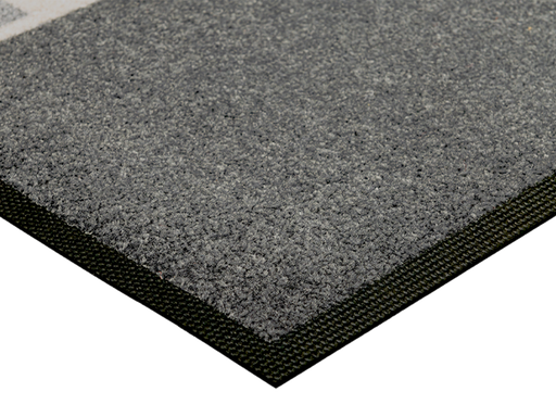 Eckansicht der gestreiften Fußmatte mit Schriftzug "hello"