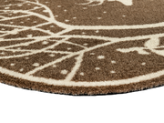 Eckansicht der ovalen Fußmatte mit Hirsch und winterlichem Wald